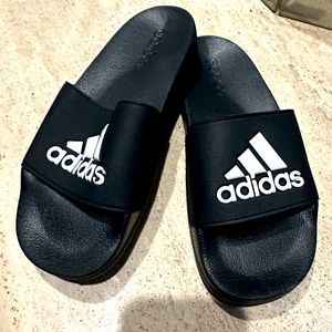 Adidas Black slides in 4Y